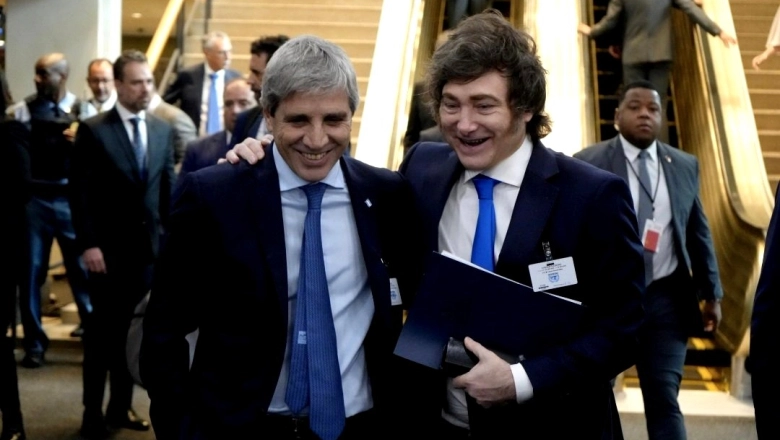 Milei volvió al país y metió cuarta: firmó la reforma laboral que se tratará en el Congreso