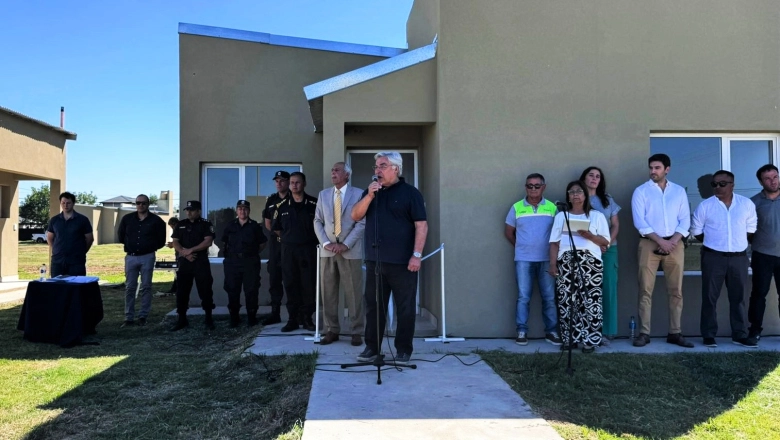 Alegre entregó las 12 viviendas construidas para personal policial de General Villegas
