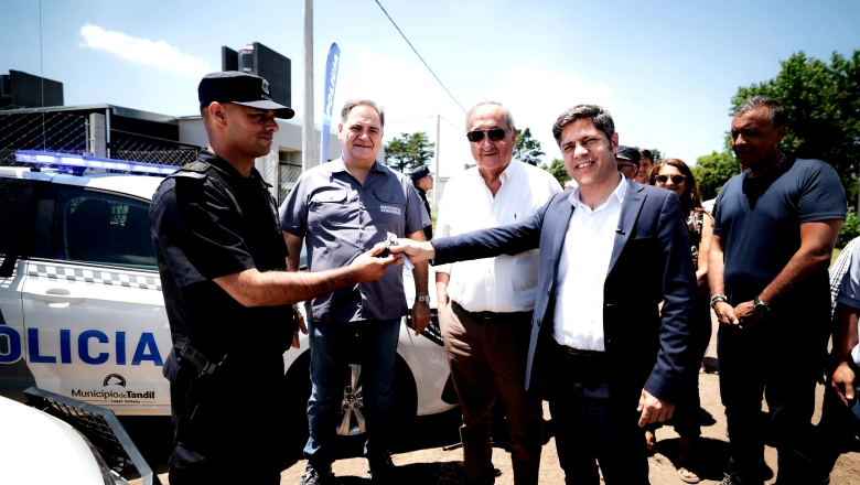 Kicillof salta la grieta para apostar al dialogismo: visitó a dos intendentes de la UCR y entregó viviendas