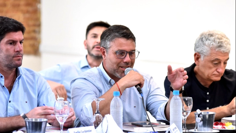 Hourcade en cumbre de intendentes en Chacomús: habló sobre generación de empleo y desarrollo municipal