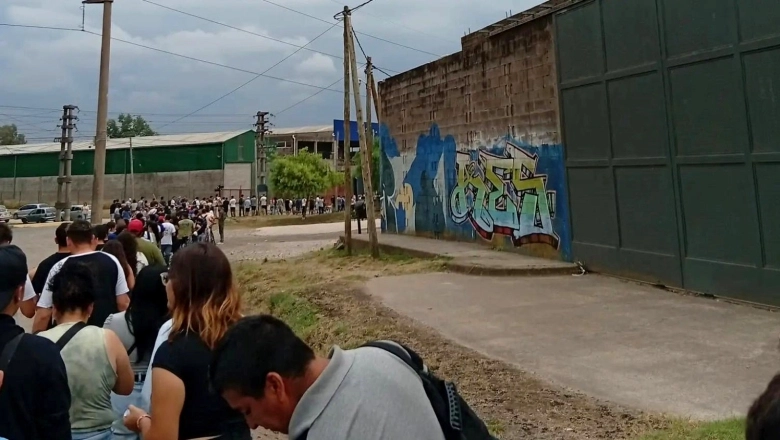 Diez cuadras de fila por 30 empleos: crece la recesión en el Conurbano