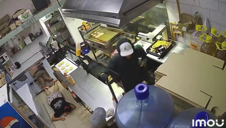 Robo al paso en Moreno: coparon una hamburguesería y se llevaron todo en un minuto