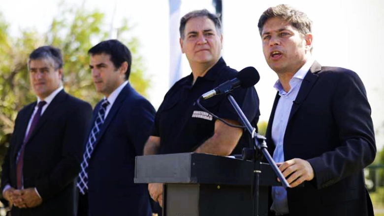 Kicillof entregó patrulleros en un municipio libertario y cargó contra Milei por el recorte en seguridad