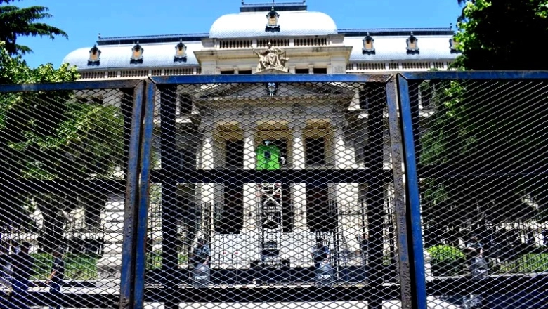 Corte de tránsito y vallas en La Plata en la previa del discurso de Kicillof ante la Asamblea Legislativa