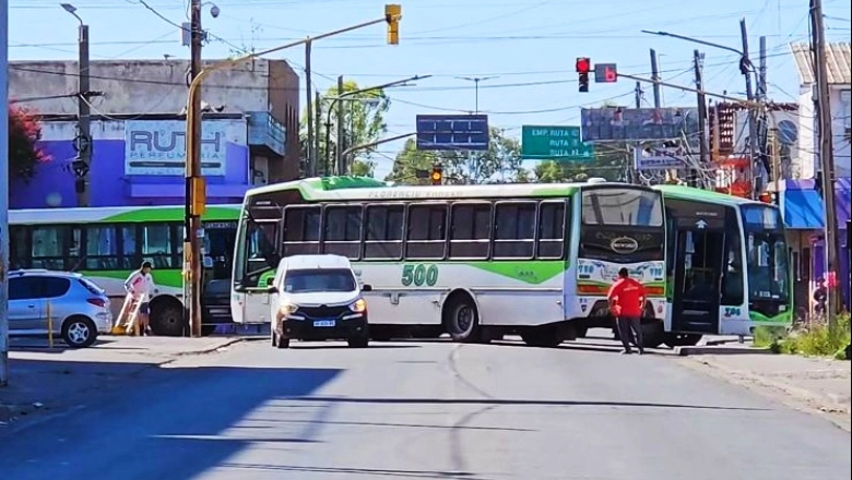 Escándalo y tensión en Florencio Varela: colectivos de la Línea 500 cortaron las calles en un reclamo sin respuesta