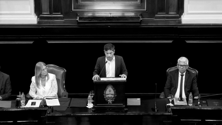 Kicillof y el color de la Apertura de Sesiones: el atril polémico, el furcio “kuka” y los cánticos en los palcos