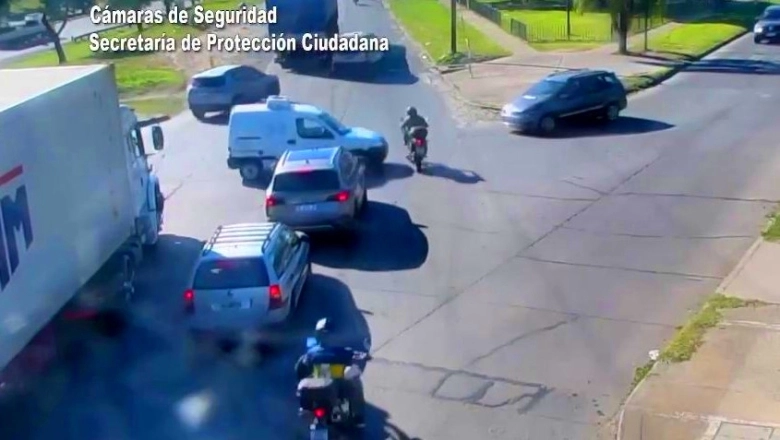 Motociclista voló por el aire luego de ser chocado por una camioneta en El Talar