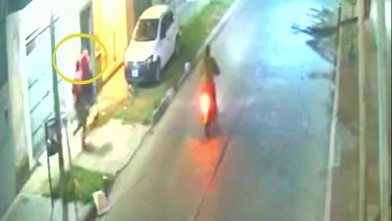 Motochorros persiguieron, encañonaron y chocaron a un delivery para robarle