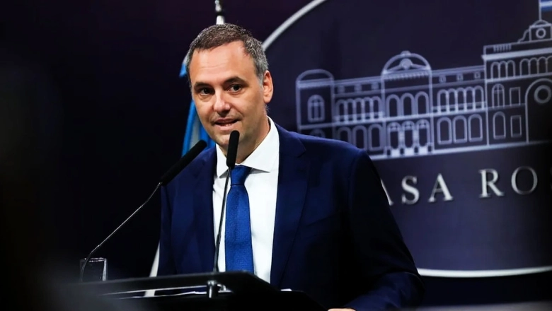 Adorni intentó defender el viaje de su esposa a EE.UU. y salpicó a otros funcionarios