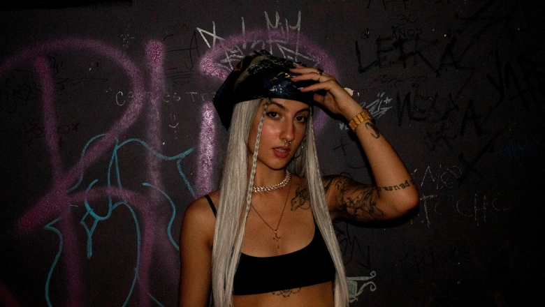 Llegó “A.M.03”, el primer EP de Rouse Bby que fusiona trap y reggaetón desde una identidad intensa y nocturna