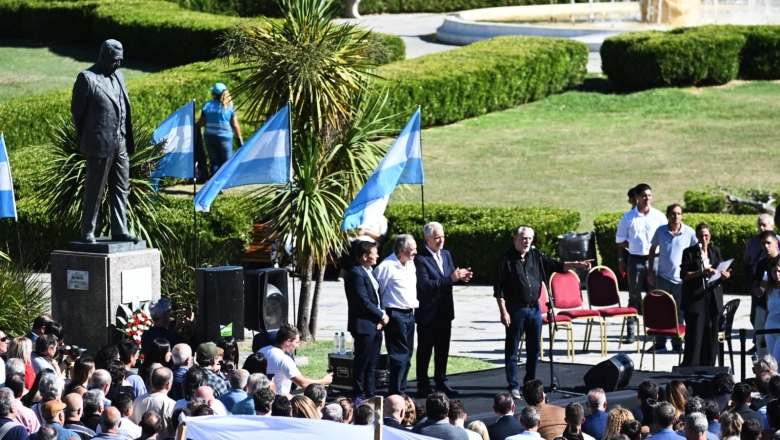 Con un acto en Plaza Moreno, La Plata homenajeó a Raúl Alfonsín a 99 años de su nacimiento
