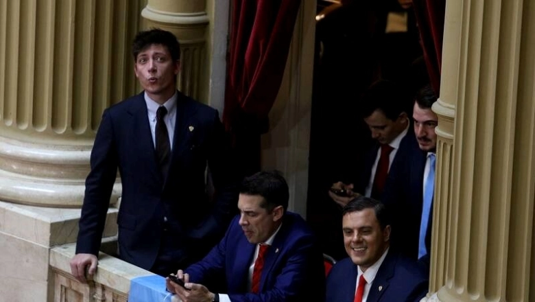 La interna entre Karina Milei y Santiago Caputo hace retumbar la presidencia del bloque en Diputados bonaerenses