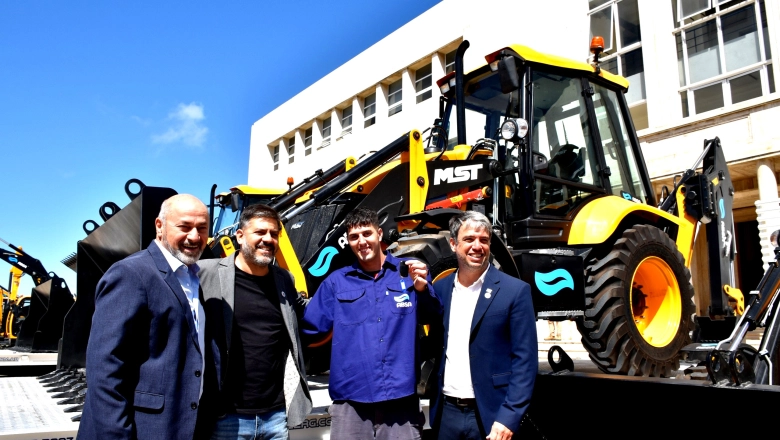 El Gobierno bonaerense entregó maquinaria vial pesada a ABSA