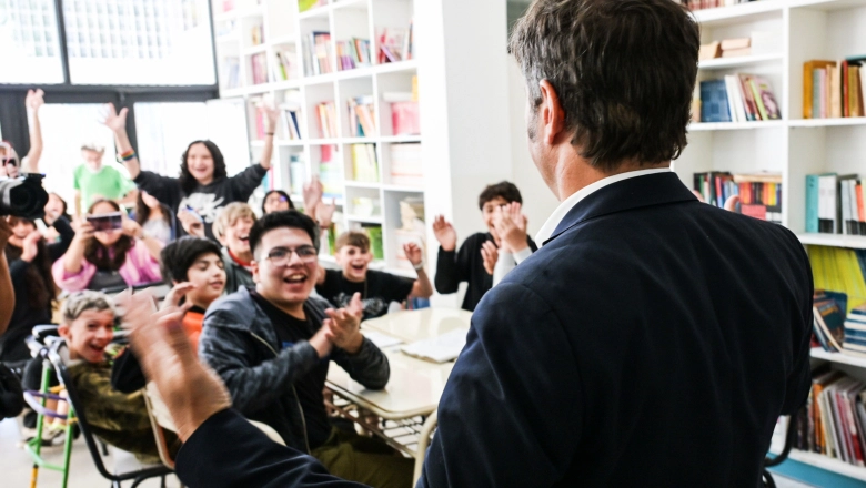 Kicillof entregó 430 escrituras gratuitas en Morón e inauguró la ampliación de una Escuela Secundaria