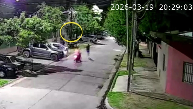 Motochorros le robaron a un automovilista y se quitaron la frustración en Morón