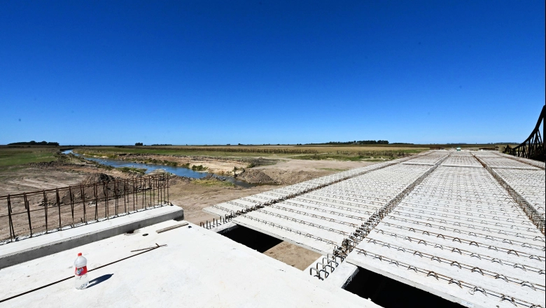 Infraestructura clave en la región: avanza la construcción del nuevo puente sobre el Canal 5 en Mar Chiquita