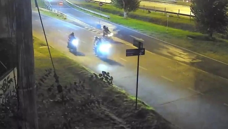 Ladrones detenidos: chocaron con una patrulla y los cómplices cayeron con las motos al pavimento