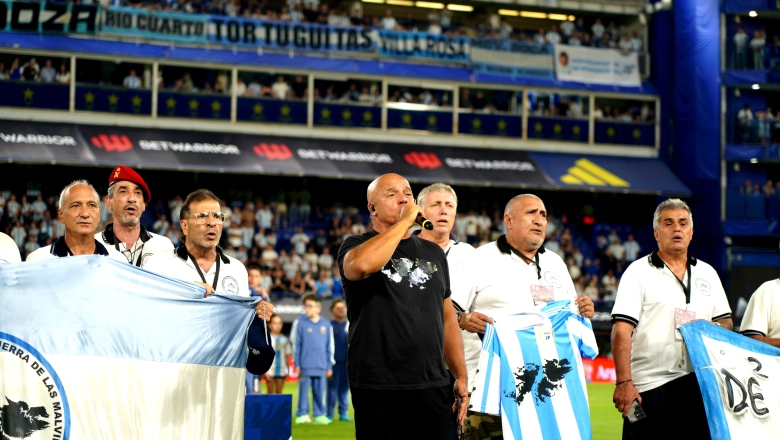 Un veterano de Malvinas de La Matanza emocionó a todo el país en la apertura del partido de Argentina