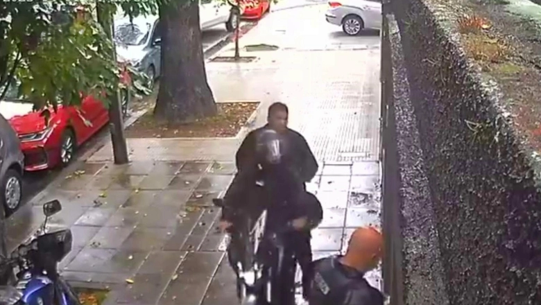 Motochorros emboscaron a un delivery de dólares en ciudad de Buenos Aires