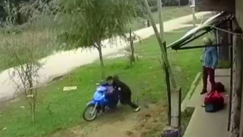 Se detuvo a comprar en un kiosco y le robaron la moto en Mar del Plata
