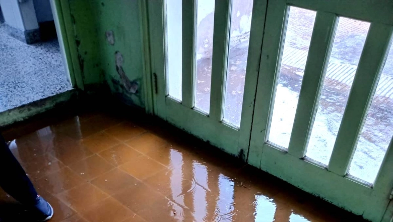 Denuncian que mientras el intendente de Tres Arroyos hacia un acto educativo, un colegio suspendía clases por filtraciones