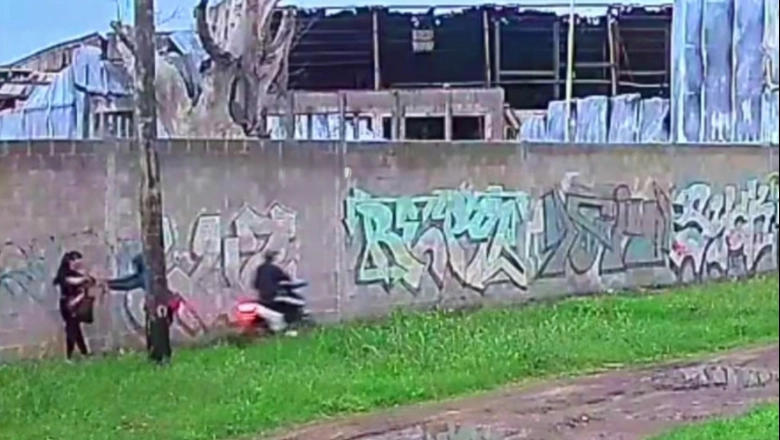 Burros en moto la asaltaron en Moreno y le quitaron los apuntes de la facultad