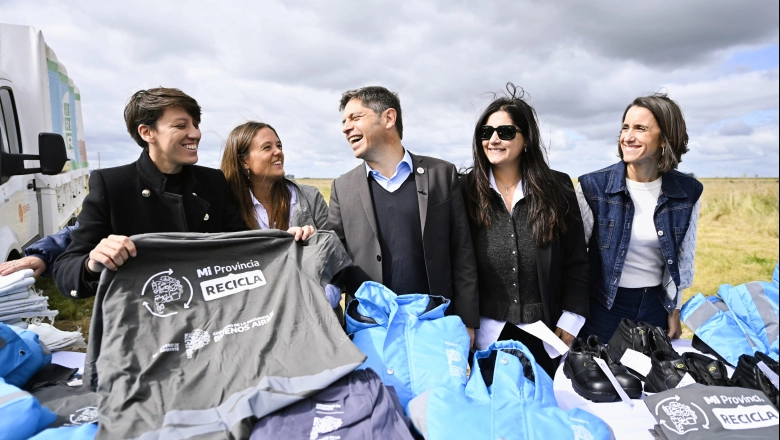 Junto a Lucía Gómez, Kicillof visitó Adolfo Gonzales Chaves y entregó viviendas a familias de De la Garma