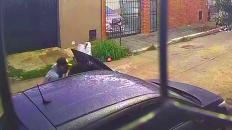 Descontrol en Lanús: jóvenes armados le robaron el auto a pocas cuadras de la comisaría