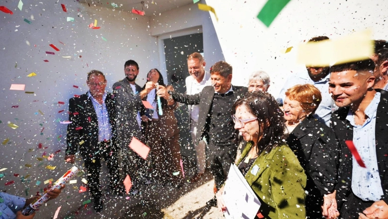 En Lincoln: Kicillof encabezó la entrega de 38 viviendas y hubo un casamiento inesperado en pleno acto