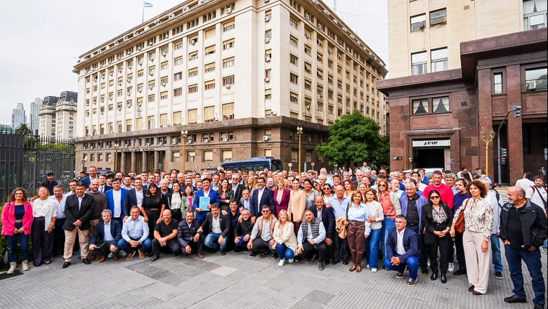 La Federación Argentina de Municipios apuntó contra Milei y pidieron que baje el precio de la nafta