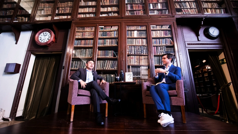 Kicillof arrancó su gira por España: presentó su libro y rechazó la idea de un mercado “sin Estado”