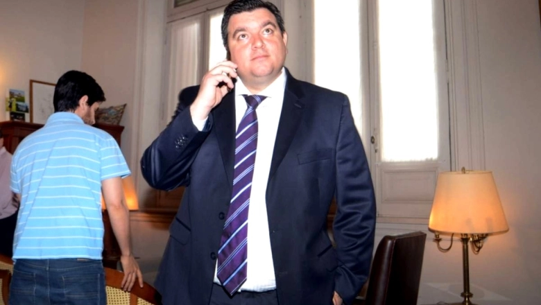 Balearon el auto de un exintendente en Bahía Blanca y dejaron una amenaza