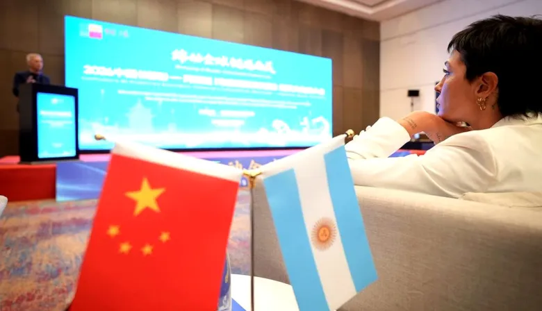 Mayra Mendoza firmó acuerdos de cooperación con China y marcó distancia con Milei sobre el rol del Estado