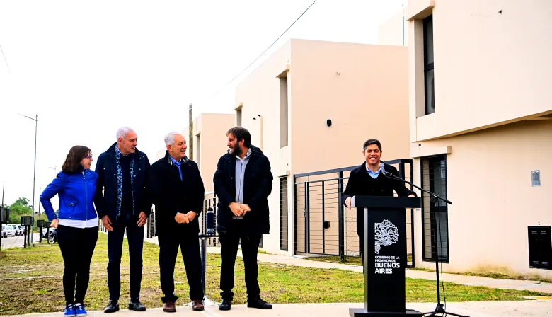 Kicillof, una falsa entrega de llaves y casas que no aguantaron una llovizna: el drama de 54 familias de La Plata