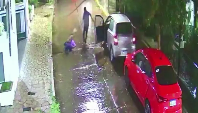 Emboscada en Tres de Febrero: bajó del auto y la arrojó al pavimento para sacarle las pertenencias