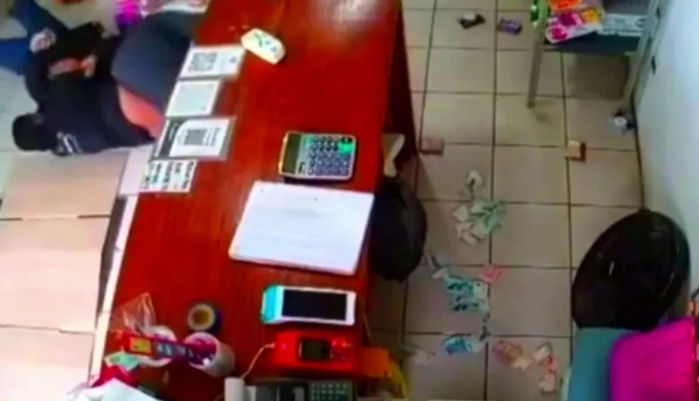 Empleado de supermercado noqueó a ladrón y lo arrastró hasta la vereda