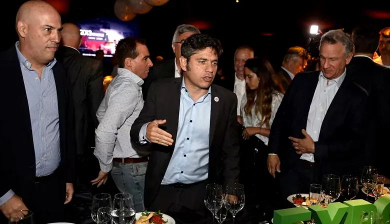 Kicillof señaló a Milei y “la cascada” de Adorni y dejó un guiño político hacia el 2027