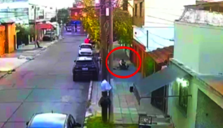 Motochorros lo persiguieron y golpearon para robarle en El Palomar