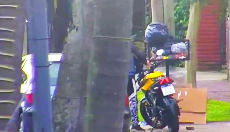 Con una "yuga" robó una moto y fugó en contramano por la colectora