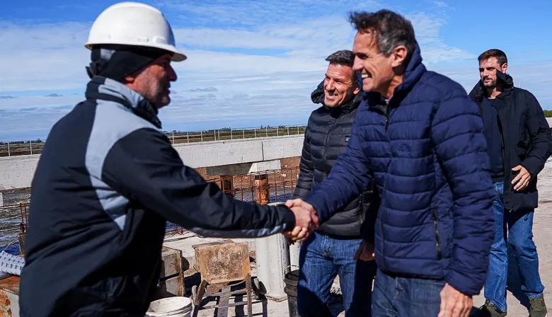 Sciaini recibió a Katopodis y recorrieron las obras en el Río Salado de Roque Pérez