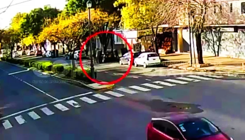 Dos hermanos fueron detenidos por robar un auto en el centro de La Plata