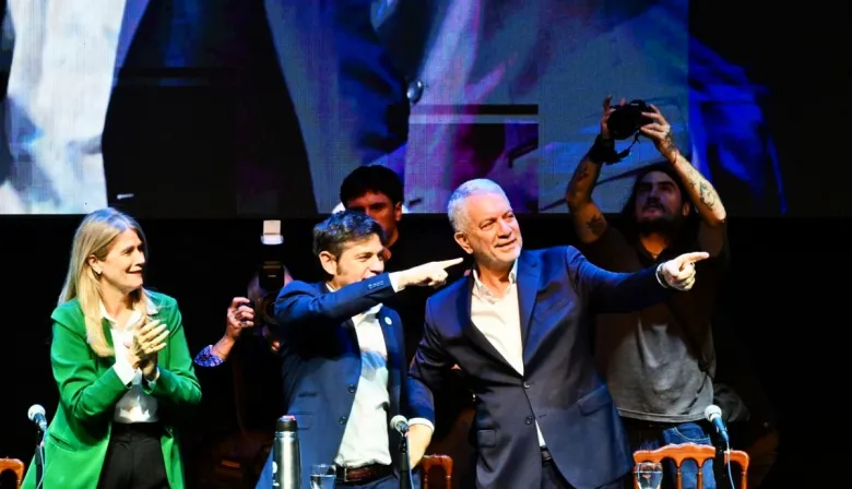La interna peronista se coló en un acto de Kicillof: abucheos, gritos y banderas en el Coliseo Podestá