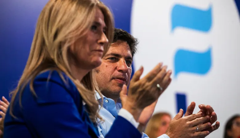 Acorralado por La Cámpora, Kicillof cedió: mencionó a Cristina en un acto de Ensenada y pidió evitar las internas