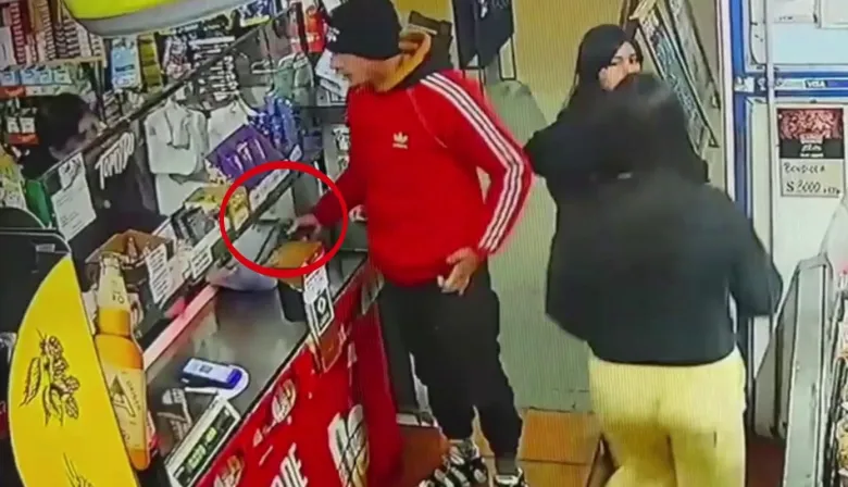 A cara descubierta y delante de clientas, asaltó un comercio en Paso del Rey
