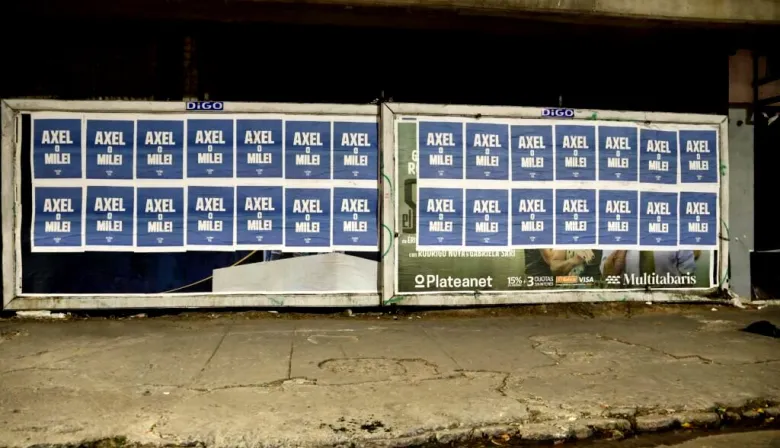 “Axel o Milei”: los afiches que pusieron en tensión al kicillofismo y a La Cámpora