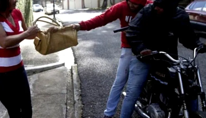 Salidera bancaria en Merlo: motochorros "bien dateados" la emboscaron en la puerta de la casa
