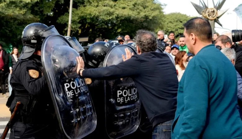 Katopodis quedó en medio del caos en una protesta sobre General Paz