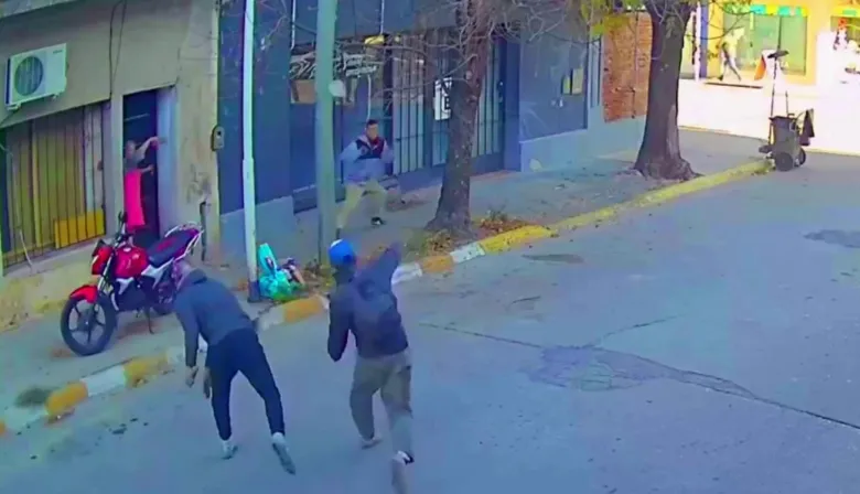 Problemas de vieja data acabaron en pelea y cascotazos en el centro de San Pedro