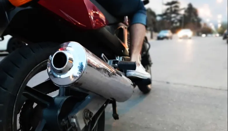 Egüen busca agravar las penas y compactar motos completas por caños de escapes libres