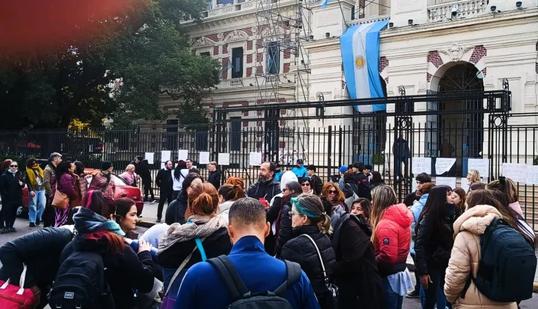 Clima caliente en La Plata: docentes bonaerenses protestaron contra Kicillof frente a Gobernación
